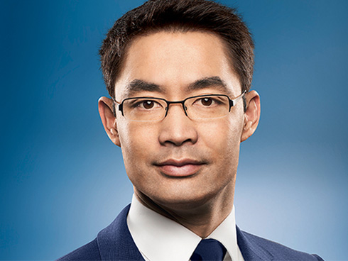 Câu chuyện xúc động và sự thật tàn khốc ít ai biết về em bé 11 tuổi mồ côi sống cùng chú khỉ con trong rừng sâu-3