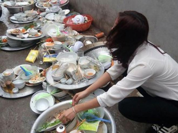 Về ra mắt nhà bạn trai lần đầu bị bắt rửa cả quảng trường bát đĩa, cô gái giơ chân đá vỡ hết rồi bỏ về-1