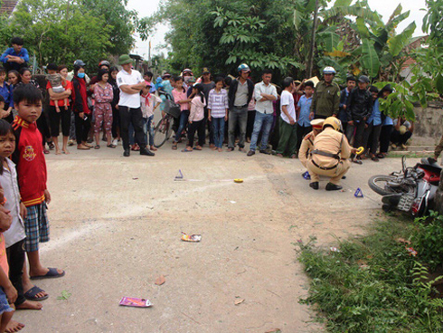 Tai nạn liên hoàn giữa xe tải và xe máy, cô gái nằm tại hiện trường khiến tất cả bị ám ảnh-4