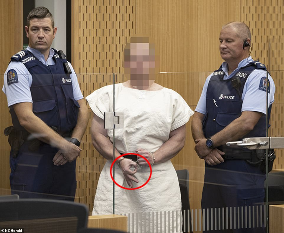 Rợn người với nụ cười và cử chỉ ngạo mạn của nghi phạm xả súng New Zealand trước tòa-1