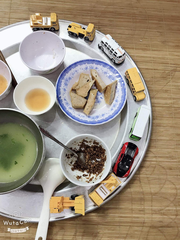 Ông bố trẻ khoe mâm cơm đơn giản rồi than trời, dân mạng chỉ thấy đáng yêu hết phần thiên hạ khi nhìn điều này-2