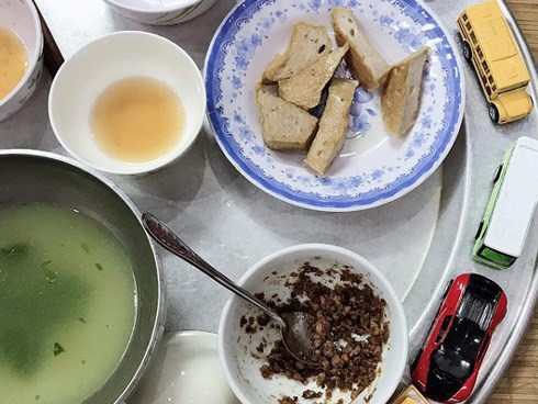 Ông bố trẻ khoe mâm cơm đơn giản rồi than trời, dân mạng chỉ thấy