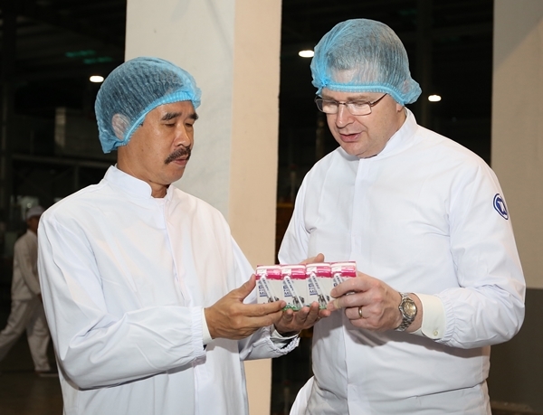 Đại sứ Mỹ tới thăm nhà máy sữa Vinamilk-3