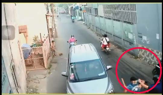 Clip: Người đàn ông bị côn đồ tấn công kinh hoàng trên đường-2