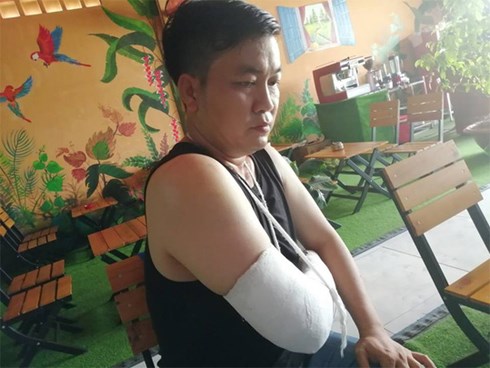 Clip: Người đàn ông bị côn đồ tấn công kinh hoàng trên đường