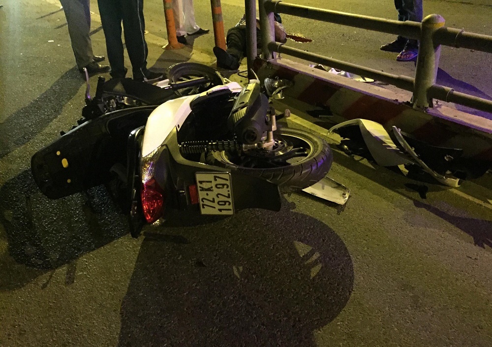 Lại xảy ra thảm nạn, người đi xe máy đâm dải phân cách cao tốc tử vong-1