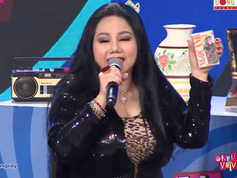 Ngọc Ánh: Không còn áo để quăng, tôi rút luôn dây nịt quăng vào khán giả-4