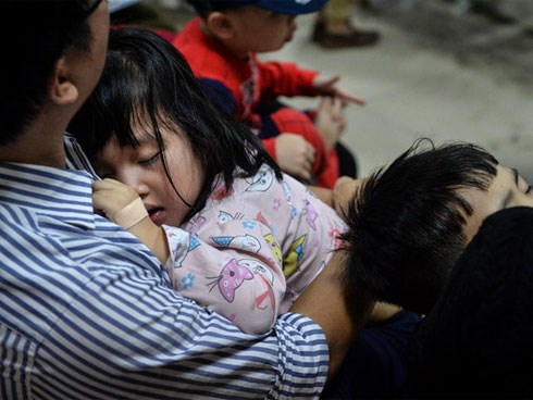 '4h sáng phòng khám đã chật kín người chờ xét nghiệm sán lợn'
