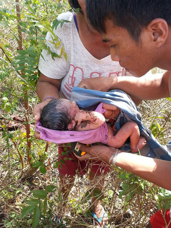 Cảnh tượng gây ám ảnh: Bé gái sơ sinh không một mảnh vải che thân bị bỏ rơi, côn trùng bu cắn khắp cơ thể-3