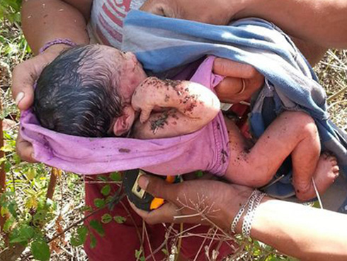 Bị nhân viên hỏi túi rác có gì, người phụ nữ nói rằng xác động vật nhưng hóa ra bên trong là tội ác khiến ai cũng phẫn nộ-4