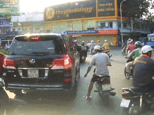 Đang chạy trên đường, siêu xe 5 tỷ bị trộm cậy logo nhanh như chớp
