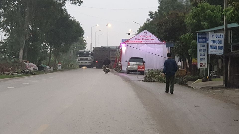 Rạp cưới chình ình giữa quốc lộ, ngàn xe vun vút lao qua-2