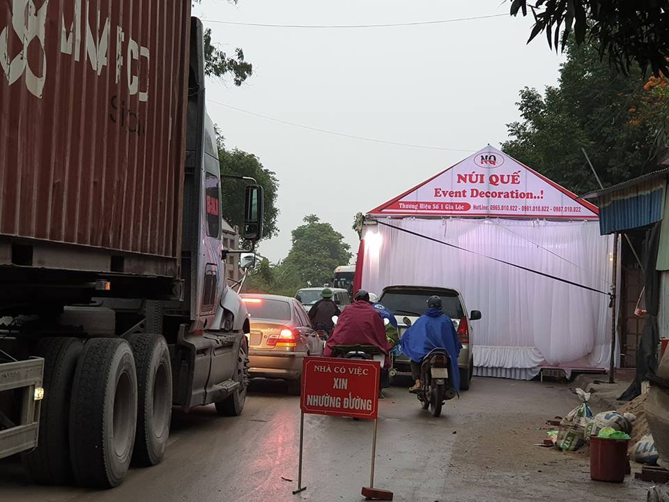 Rạp cưới chình ình giữa quốc lộ, ngàn xe vun vút lao qua-4