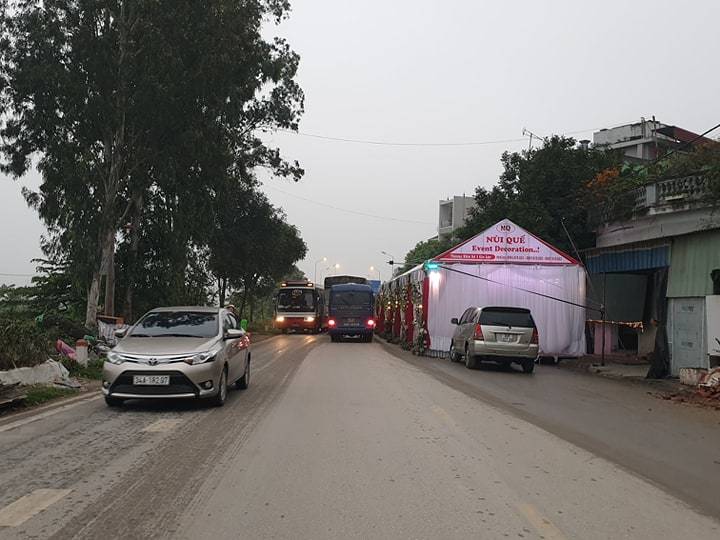 Rạp cưới chình ình giữa quốc lộ, ngàn xe vun vút lao qua-5