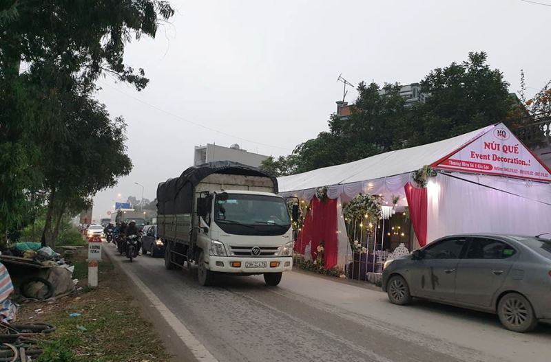 Rạp cưới chình ình giữa quốc lộ, ngàn xe vun vút lao qua-1