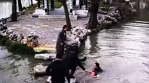 Đi chơi công viên, 2 bà cháu trượt chân ngã xuống hồ sâu và hành động của người bà khiến mọi người xúc động-2