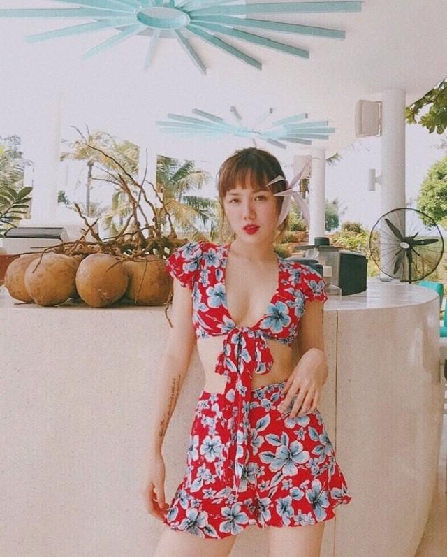 Bộ sưu tập áo chỉ bằng 1 gang tay cực gợi cảm của Minh Tú và dàn mỹ nhân Việt-3