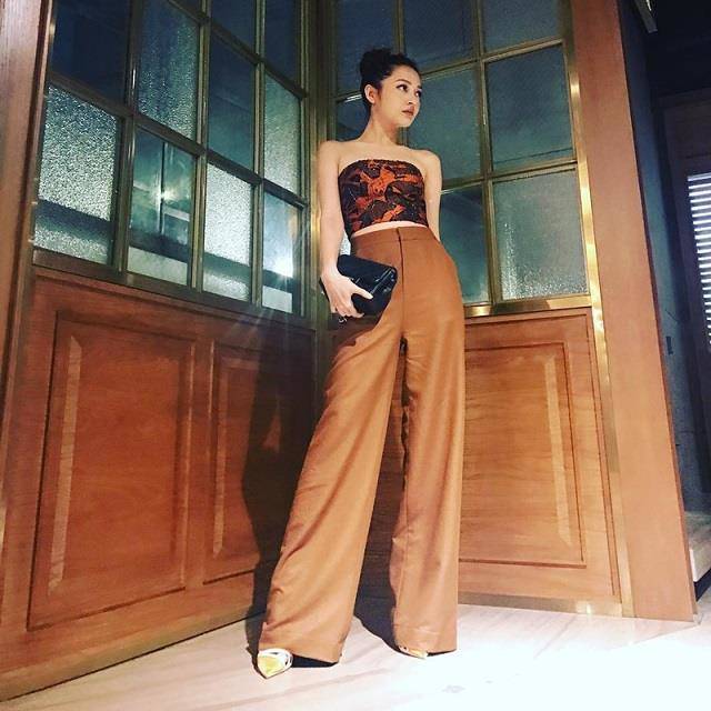 Bộ sưu tập áo chỉ bằng 1 gang tay cực gợi cảm của Minh Tú và dàn mỹ nhân Việt-4