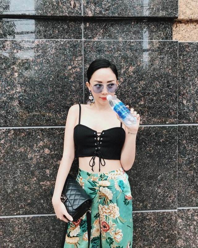 Bộ sưu tập áo chỉ bằng 1 gang tay cực gợi cảm của Minh Tú và dàn mỹ nhân Việt-5