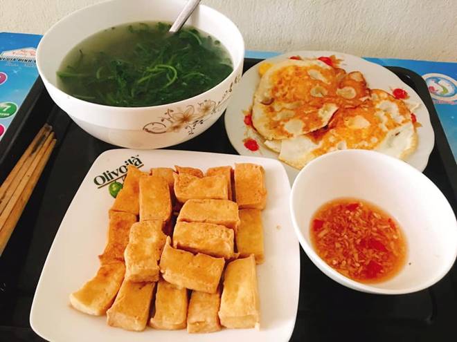 Cơm sinh viên 2 người giá rẻ 12 nghìn/bữa của cô gái 21 tuổi khiến bà nội trợ bái phục”-4