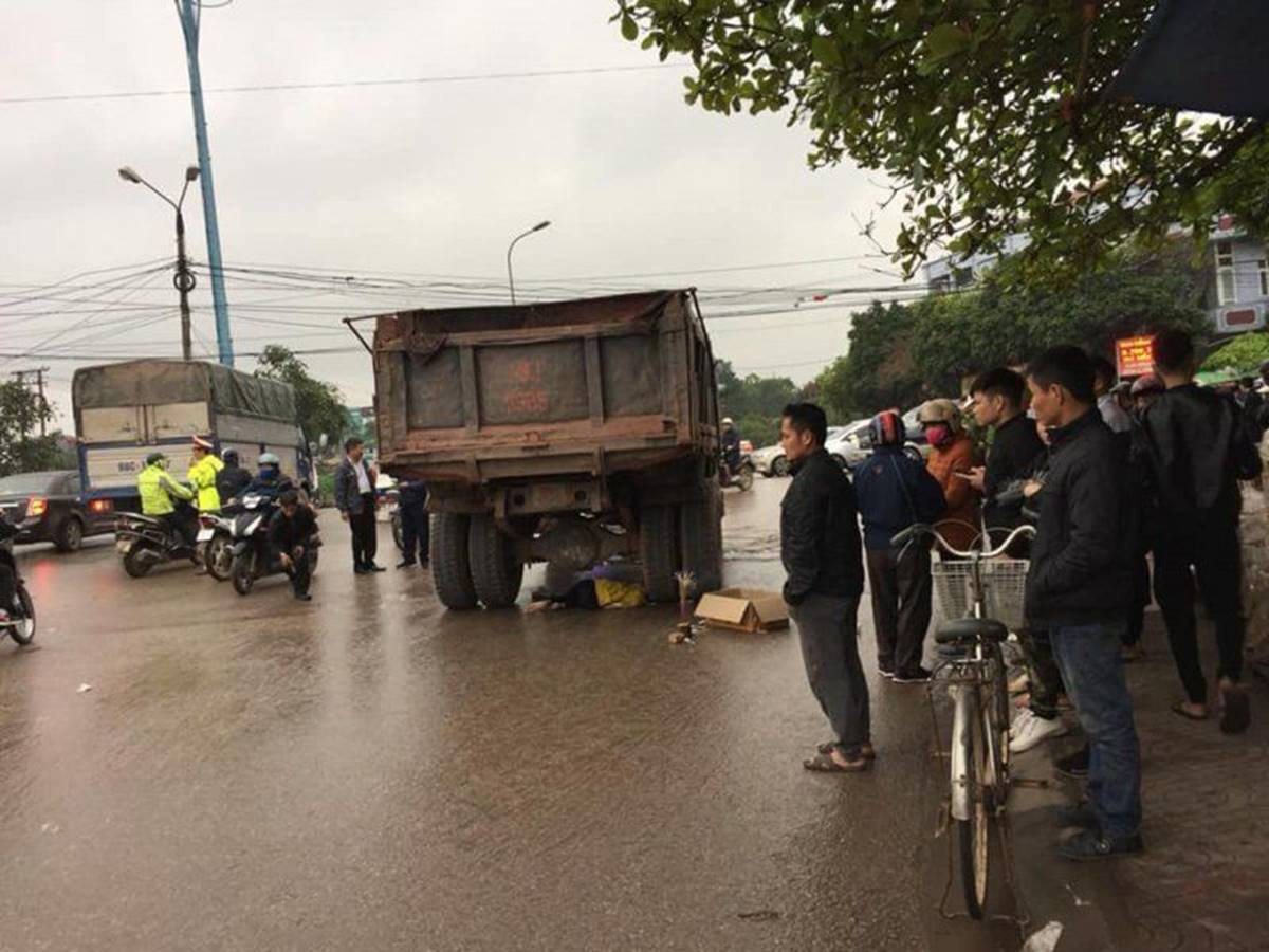 Nữ sinh đi xe máy điện tử vong thương tâm trên đường đi học thêm về-1