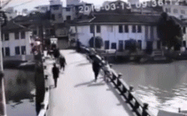 Cãi nhau, người đàn ông thẳng tay đẩy vợ xuống sông-1