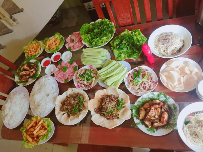 Dân mạng trầm trồ vì loạt mâm cơm bắt mắt, đến khi biết tuổi của tác giả còn ngưỡng mộ hơn nữa-1