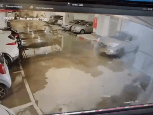 CLIP: Lao ‘như bay’ vào hầm xe, chiếc SUV toác đầu bật ra ngoài cửa