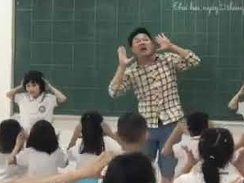 Thầy giáo nổi tiếng sau màn nhảy salsa với hơn 400 học sinh-1