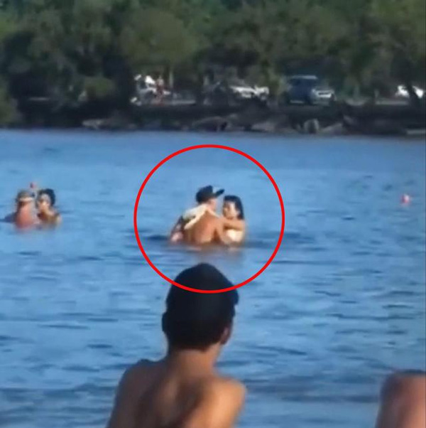 Cặp đôi táo bạo làm chuyện ấy khi đang tắm biển trước mặt hàng chục người-1