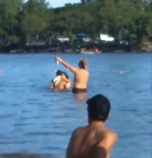 Cặp đôi táo bạo làm chuyện ấy khi đang tắm biển trước mặt hàng chục người-2