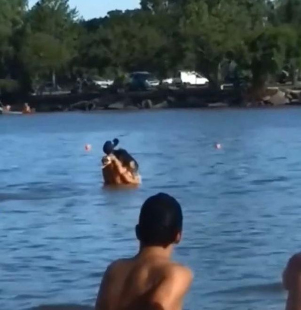 Cặp đôi táo bạo làm chuyện ấy khi đang tắm biển trước mặt hàng chục người-3