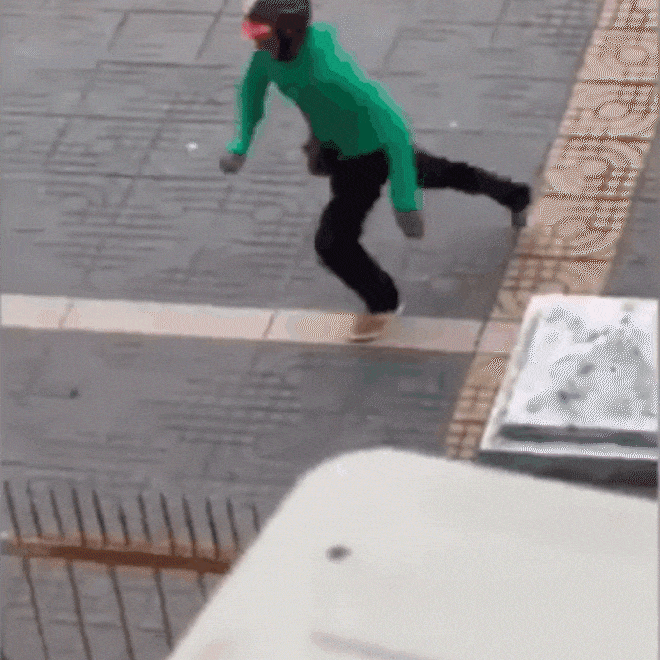 CLIP: Chồng đấm vào mặt vợ bầu, dúi ngã sõng xoài vẫn dọa đánh tiếp gây phẫn nộ-2