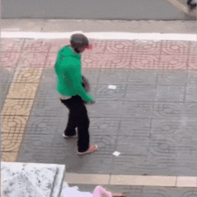 CLIP: Chồng đấm vào mặt vợ bầu, dúi ngã sõng xoài vẫn dọa đánh tiếp gây phẫn nộ-5