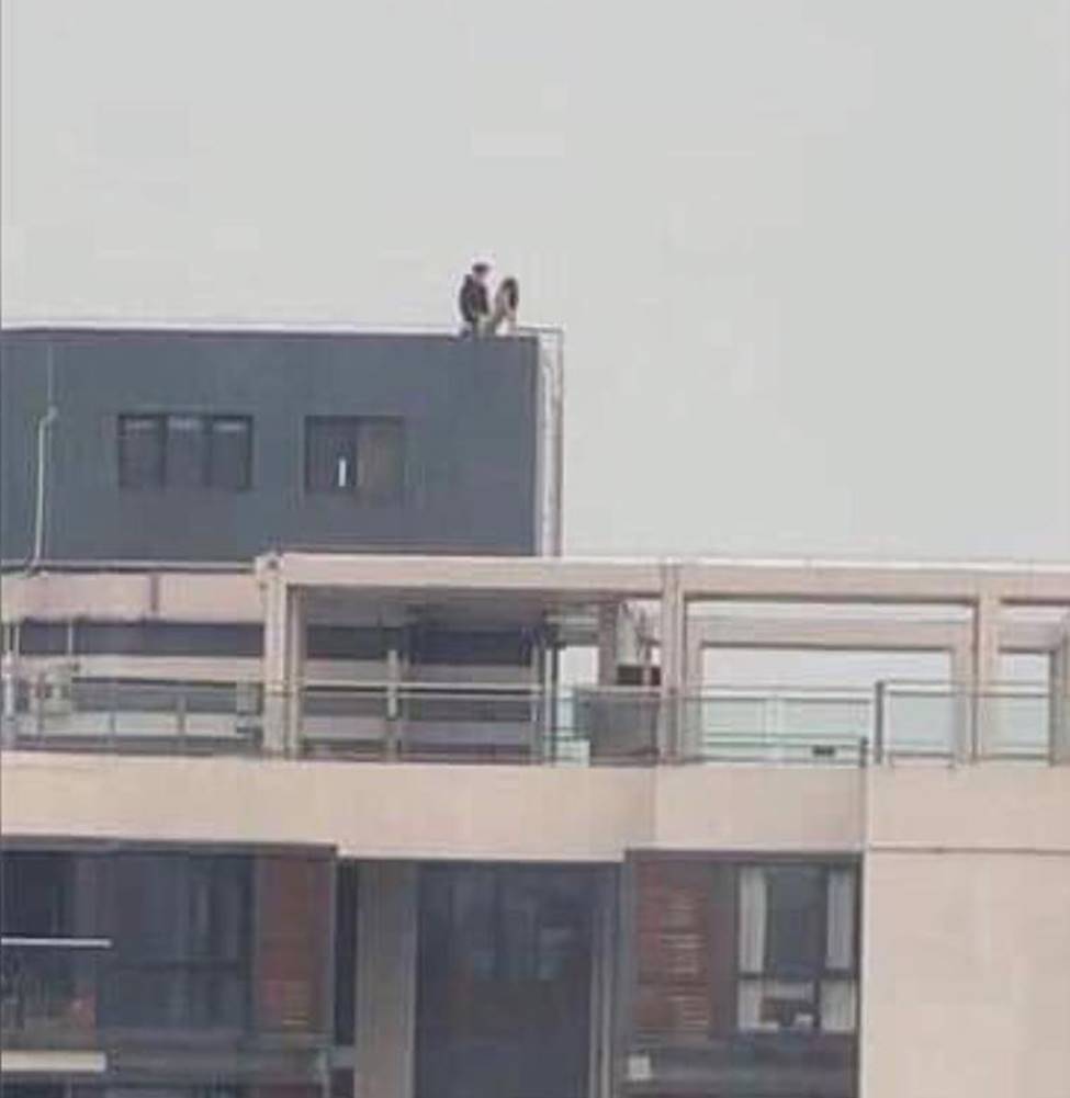 Cư dân mạng xôn xao kinh ngạc với bức ảnh cặp đôi hồn nhiên làm chuyện ấy trên sân thượng tòa nhà-1