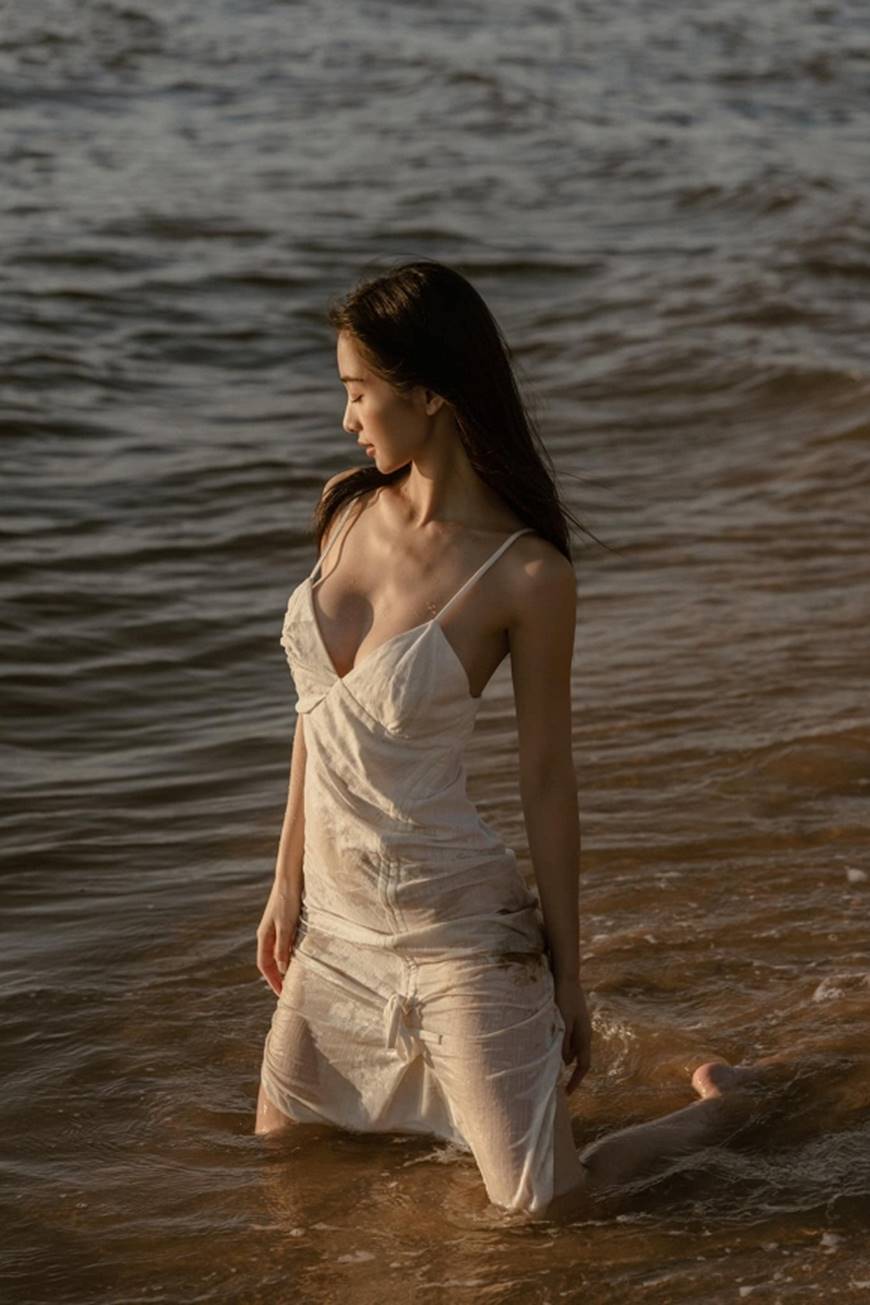 Jun Vũ khoe vòng một lấp ló trên bờ biển phủ hoàng hôn-3