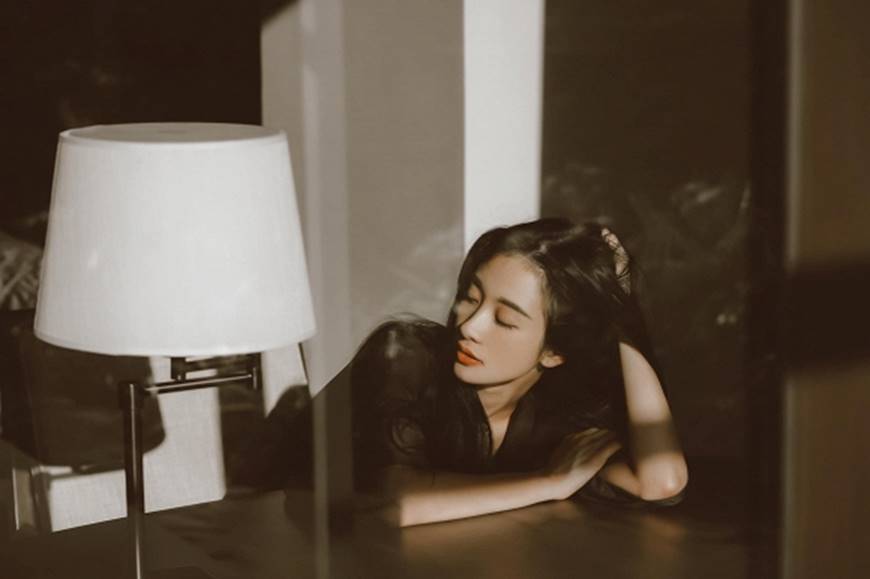 Jun Vũ khoe vòng một lấp ló trên bờ biển phủ hoàng hôn-11