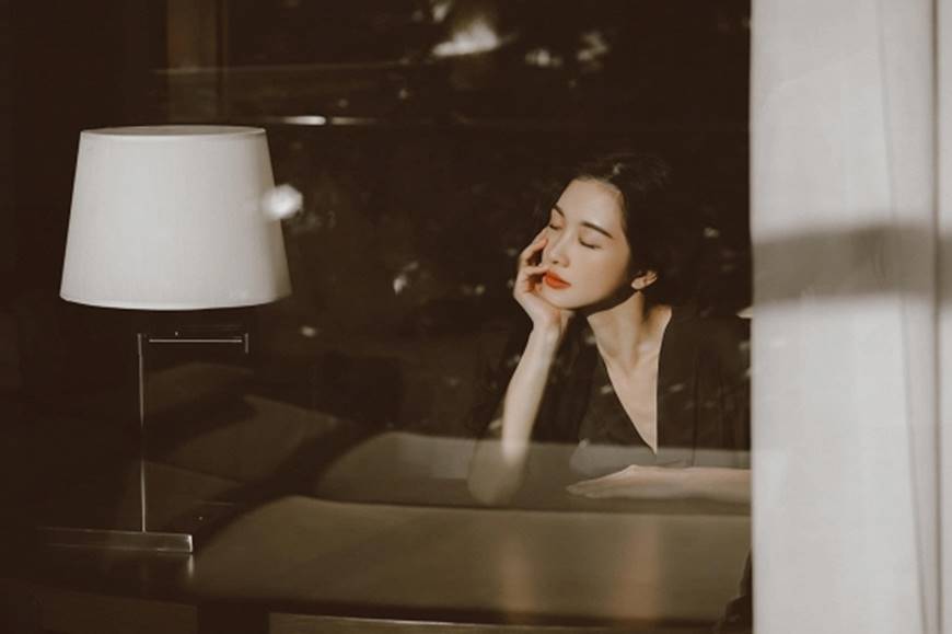 Jun Vũ khoe vòng một lấp ló trên bờ biển phủ hoàng hôn-7