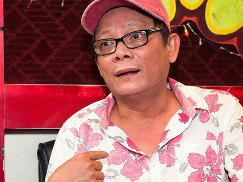 Nghệ sĩ Tấn Hoàng bị ngất gục trên máy bay khi đi diễn, phải thở oxy-4