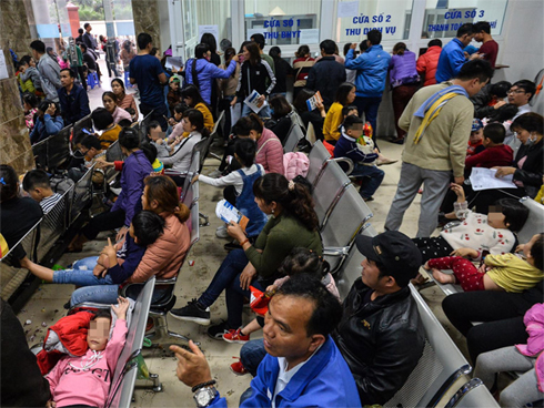 700 gia đình đội mưa, xếp hàng từ 3h sáng chờ xét nghiệm sán lợn-6