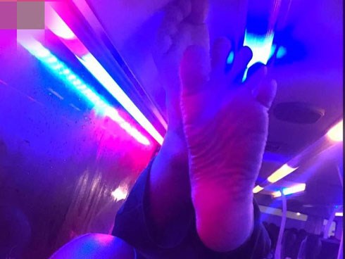 Bị bạn đường gác chân lên ghế, cô gái bức xúc đăng đàn chỉ trích nhưng phản ứng ngược của dân mạng mới đáng chú ý