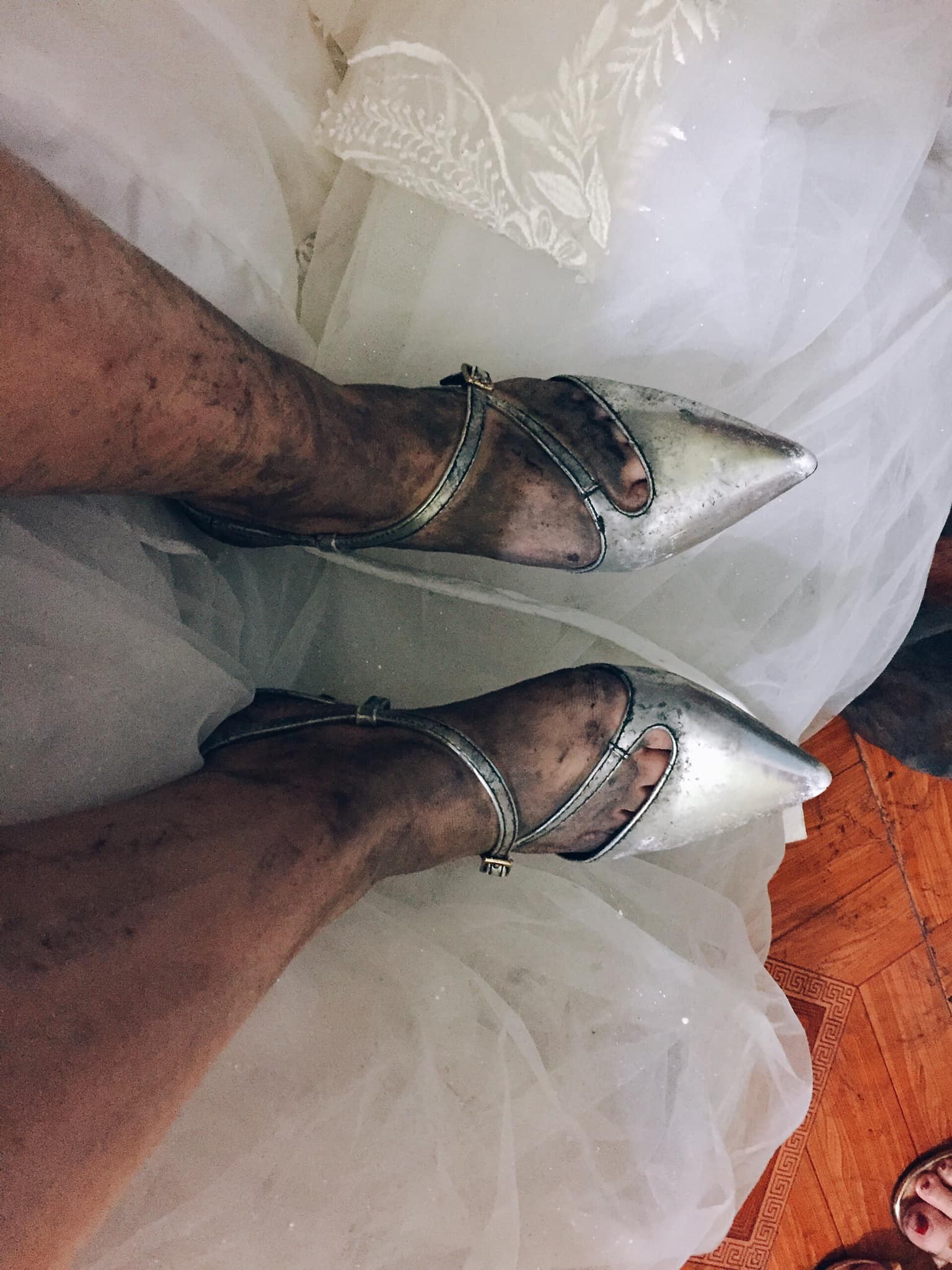 Nhìn hình ảnh đôi chân lấm lem của cô dâu trong ngày mưa, dân mạng hài hước đoán được cô nàng lấy chồng về đâu-1