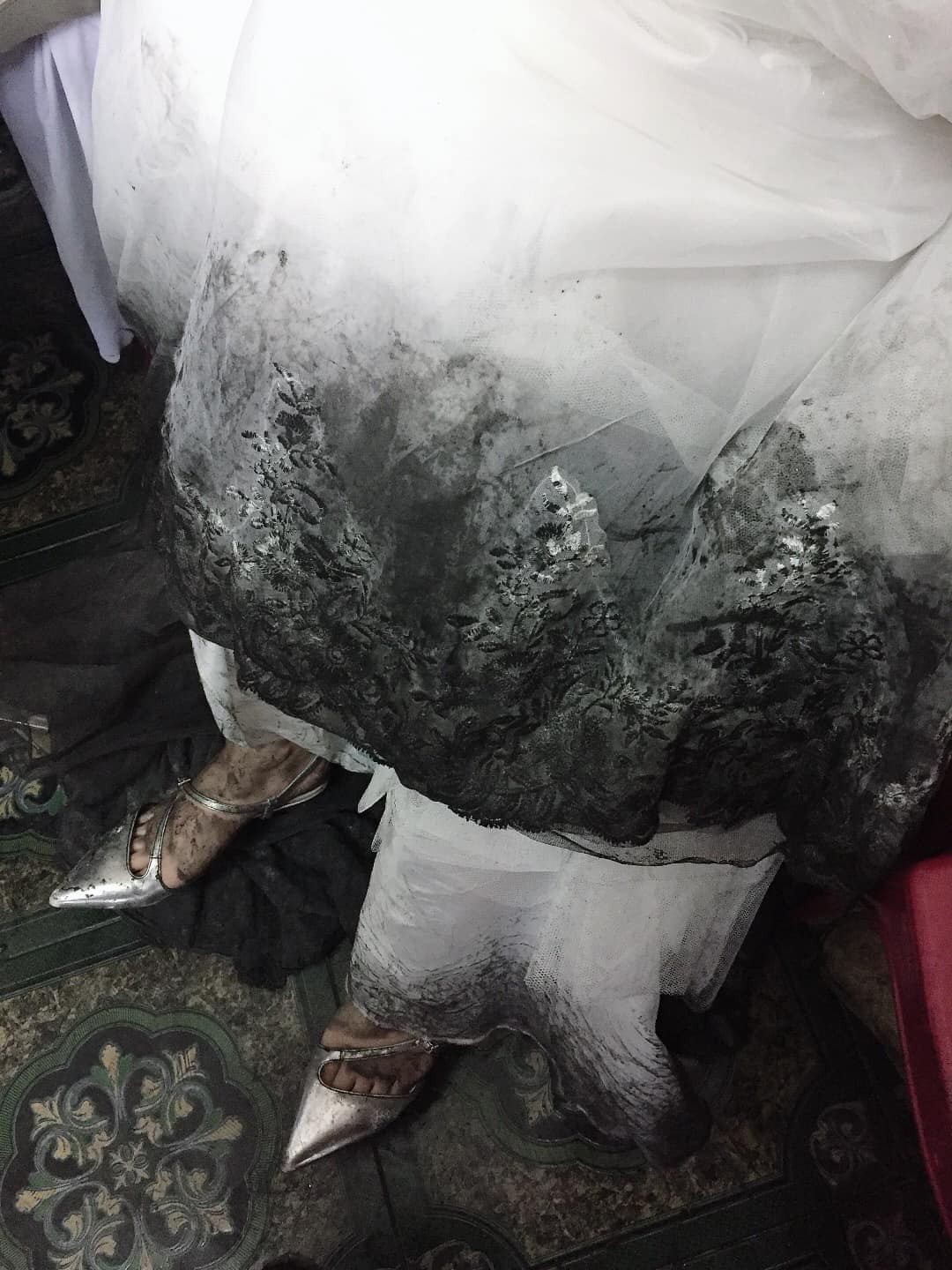 Nhìn hình ảnh đôi chân lấm lem của cô dâu trong ngày mưa, dân mạng hài hước đoán được cô nàng lấy chồng về đâu-2