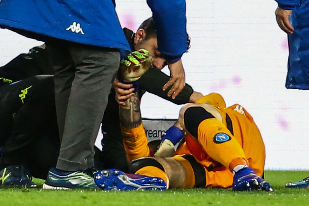 Kinh hoàng: Cố gắng thi đấu khi bị chấn thương đầu, thủ môn số 1 của Colombia đổ gục bất tỉnh ngay trên sân-1