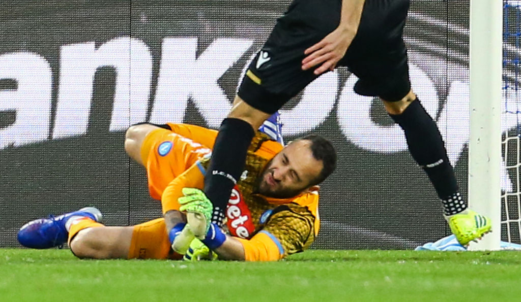 Kinh hoàng: Cố gắng thi đấu khi bị chấn thương đầu, thủ môn số 1 của Colombia đổ gục bất tỉnh ngay trên sân-2