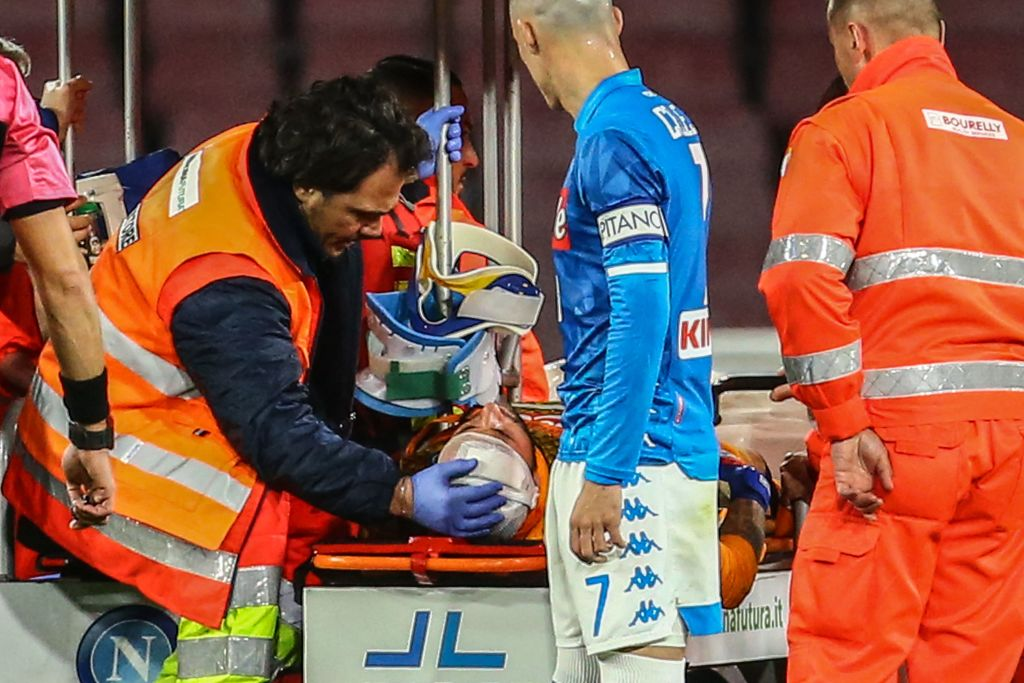 Kinh hoàng: Cố gắng thi đấu khi bị chấn thương đầu, thủ môn số 1 của Colombia đổ gục bất tỉnh ngay trên sân-5