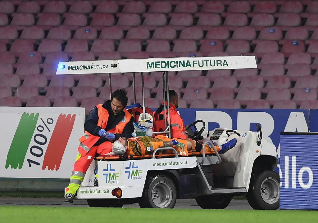 Kinh hoàng: Cố gắng thi đấu khi bị chấn thương đầu, thủ môn số 1 của Colombia đổ gục bất tỉnh ngay trên sân-6