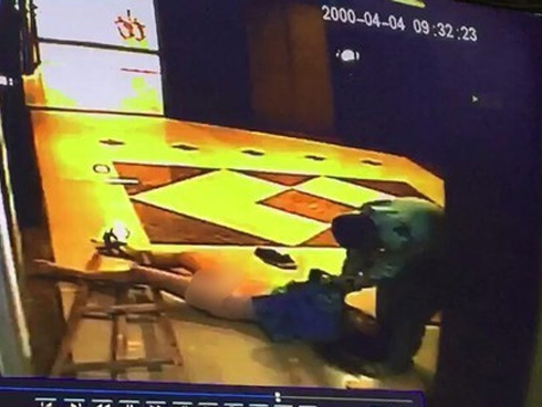 Bé gái 9 tuổi trở về trong trạng thái hoảng loạn, dân làng khiếp sợ khi phát hiện thi thể trần trụi của cô gái trẻ bị 2 tên yêu râu xanh hãm hại-5