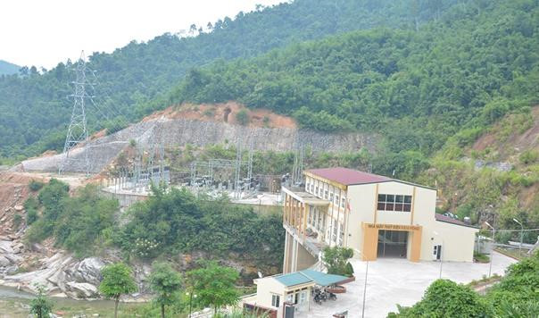 Người mẹ bất lực nhìn con rơi xuống hố nước tử vong khi dã ngoại-1