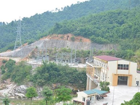 Người mẹ bất lực nhìn con rơi xuống hố nước tử vong khi dã ngoại